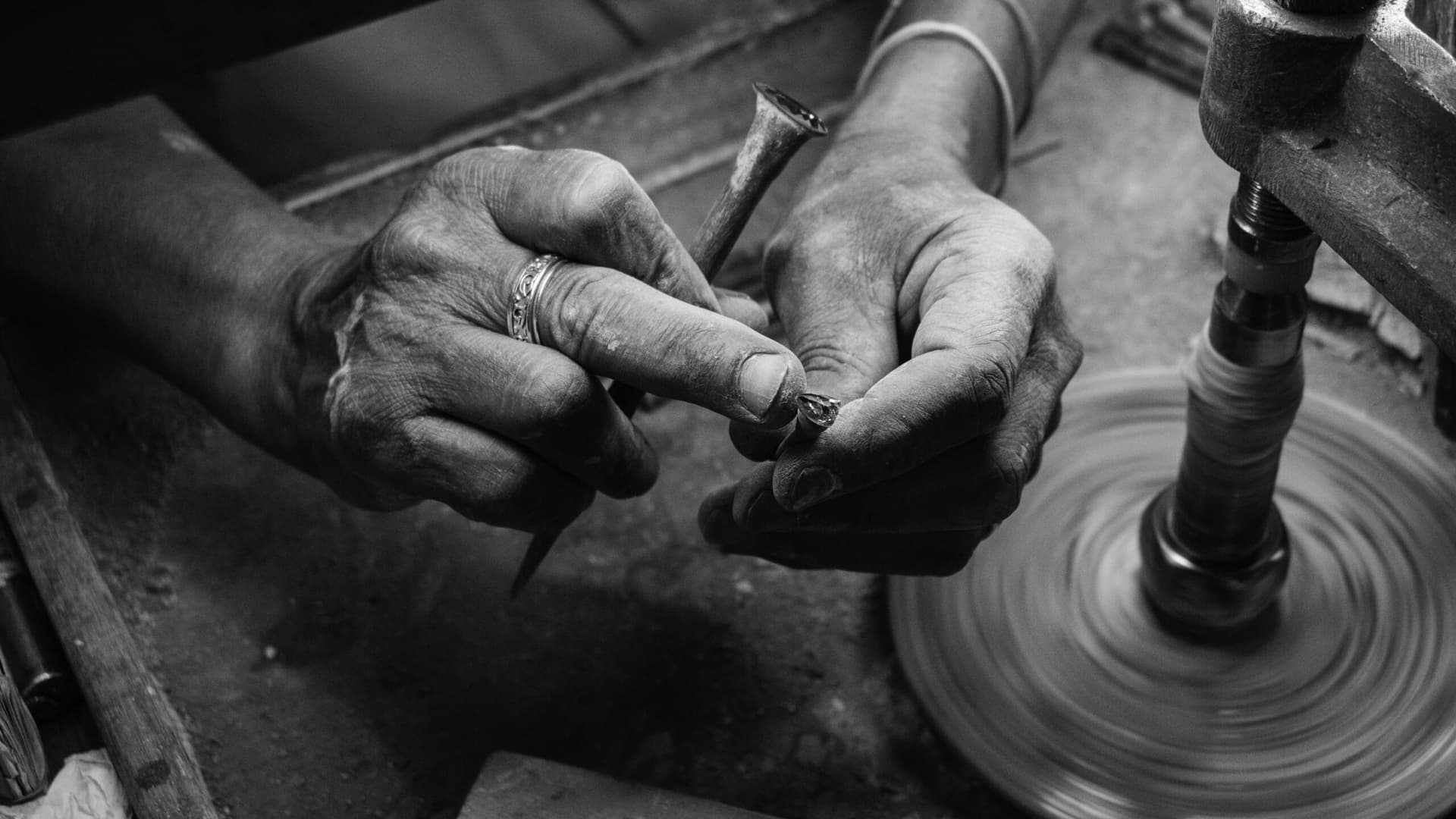 Ruby and sapphire gem cutting