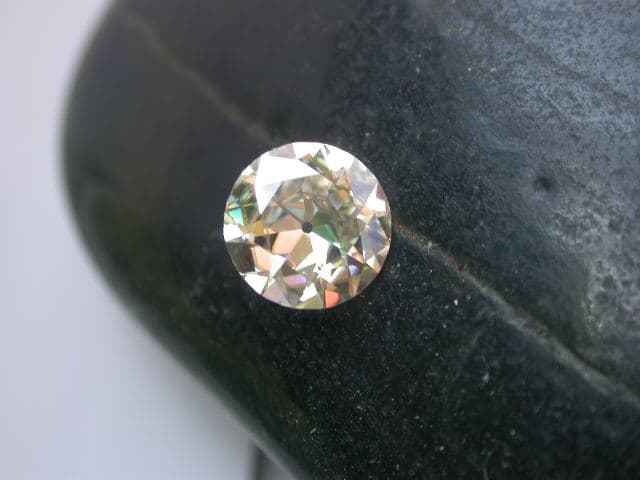 moissanite vs diamond - color