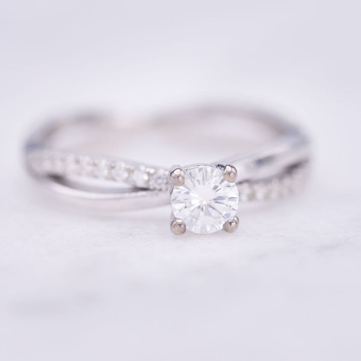 Moissanite vs Diamond: Ultimate Comparison Guide for Engagement Rings