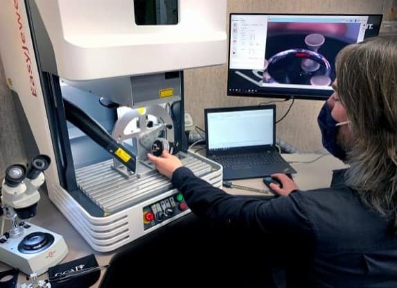 GCAL Sarine technician